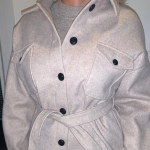 Kappa från Nelly, my dearest shacket  - Kollar ifall någon är intresserad av att köpa denna jätte snygga beiga kappa från Nelly. Endast använd en gång så den är som ny💕 det är storlek 32 men upplevs stor i storleken (jag brukar ha stl 36-38 i kläder) . Pris kan diskuteras (Nypris 700) hör jätte gärna av er vid funderingar ❤️ 