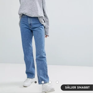 Weekday row jeans - Weekdays populära rowe jeans i en mellanblå färg! Har sprättat upp sömmen längst ner för ökad längd, spårbar frakt 66kr🥰💖