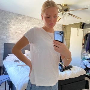 Vit t-shirt - En basic vit t-shirt som basplagg, funkar ju till allt:) frakten ingår i priset💞