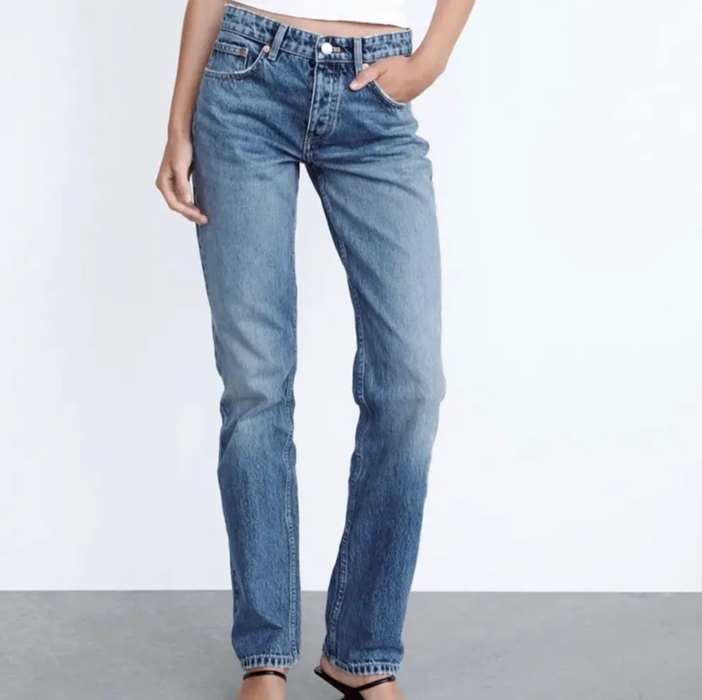 Säljer mina midwaist jeans från zara då de tyvärr är för små! Aldrig använda och endast testade, lappen är kvar 💜 storlek 38 men skulle säga att de passar 36, och kanske 34 beroende på hur man vill att de ska sitta ☺️ jag kommer lägga ut fler bilder lite senare! . Jeans & Byxor.