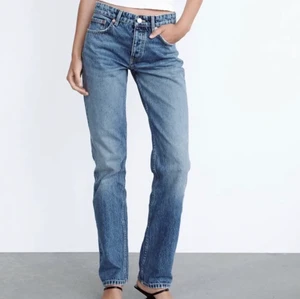 Zara midwaist jeans - Säljer mina midwaist jeans från zara då de tyvärr är för små! Aldrig använda och endast testade, lappen är kvar 💜 storlek 38 men skulle säga att de passar 36, och kanske 34 beroende på hur man vill att de ska sitta ☺️ jag kommer lägga ut fler bilder lite senare! 