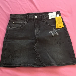 En vanlig svart kjol men stjärnor på - Säljer kjolen efter som att den är för liten för mig 