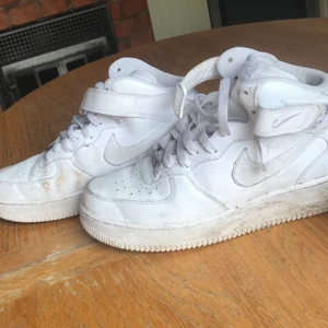 Nike skor  - Ganska smutsiga men kommer tvätta dom.       Storlek 41.                    