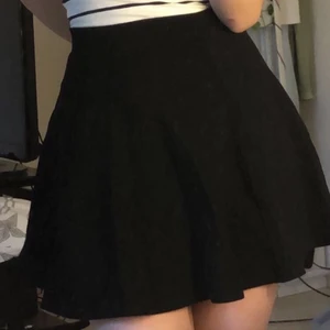 Kjol från HM - Svart kjol från HM med dragkedja där bak, ganska bra skick. Köparen står för frakt 💖