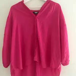 En rosa tröja från Bik bok