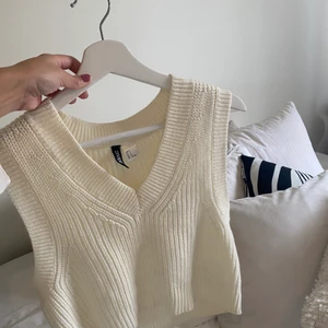 Kort stickad väst  - Gräddvit kort stickad väst från HM. ❤️ Endast använd en gång. 