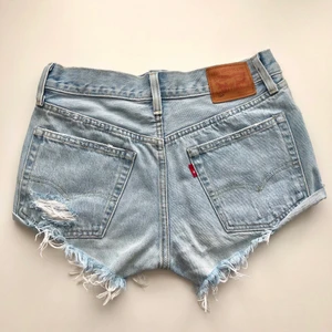 Levi’s shorts 501  - Levi’s shorts med slitningar i strl. W25 / Passar en XS. Säljes för 180kr (inkl frakt 66kr)