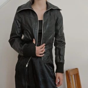 Jacka äkta skinn - Skinnjacka i äkta skinn super cool och snygg å jätte skön