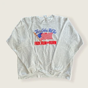 Vintage Sweatshirt  - Skick 8/10.                                                                            Finns en liten minimalistisk fläck på magen, inget som syns om man inte tittar jättenoga. 