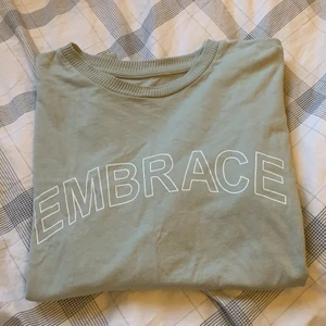 T-shirt  - Snygg pastellgrön/ ljusgrön t-shirt från lager 157, aldrig använt därav  att den inte är min stil längre, text på baksidan💓