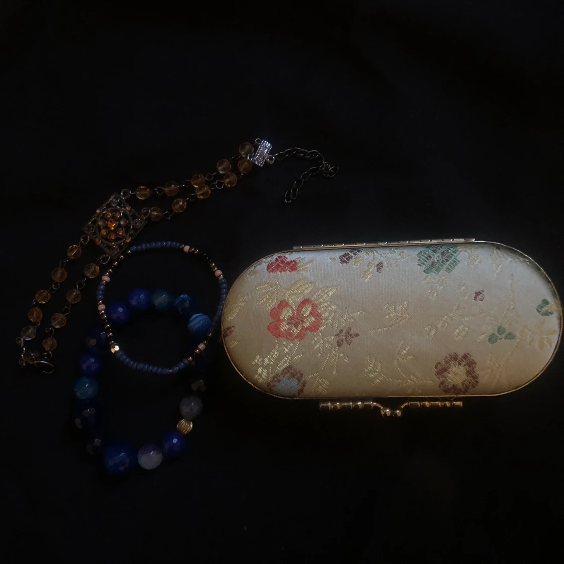 smyckeskrin och smycken