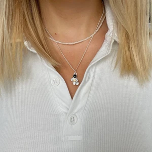 Astronaut Halsband - Äntligen släpper jag silversmycken! Först ut är detta superfina halsbandet med en astronaut berlock. Så gulligt och älskar verkligen kombinationen av silver och guld. Finns bara ett begränsat antal så det är först till kvarn som gäller!!