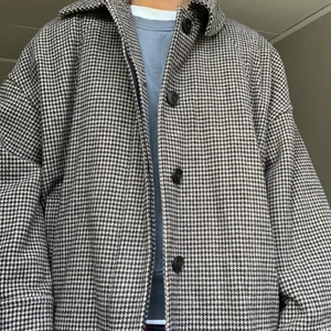 Kappa - Rutig tjock kappa från weekday i mycket bra skick. Nypris 1000 kr 🧡