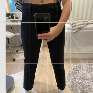 Kostymbyxor  - Säljer dessa helt oanvänd kostymbyxor från Zara🥰 Dom är lowrise och har en liten slots längst ner🥰 Byxor är super fina på🥰50kr + frakt 