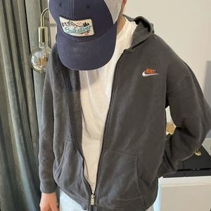 Vintage Nike hoodie - Riktigt fet vintage hoodie från Nike. Storlek M tror jag. Frakt ingår ej (storlek XL, men sitter som en S/m)!
