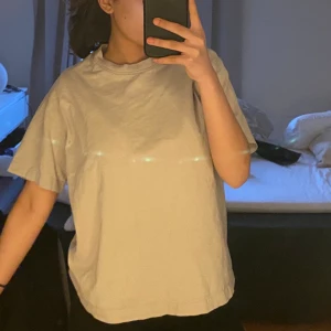 T-shirt  - Säljer denna T-shirt från H&M, super fin och luftig till sommaren!❤️