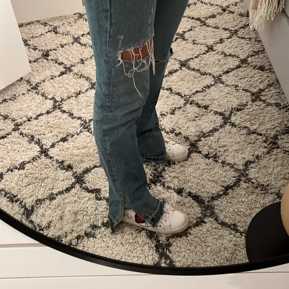 Supersnygga, trendiga jeans från pull and bear med hål och slits där nere, jag är 168cm lång💖 lite större i storleken skulle jag säga, så kanske mer som 36 än 34. Farkut & Housut.