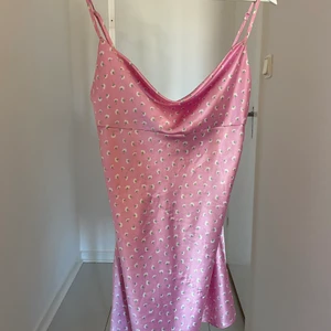 Zara klänning - Rosa Zara klänning med grön/vita blommor🥰En av mina absoluta favorit sommar klänningar!