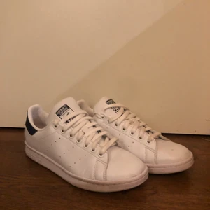 Stan Smith sneakers  - Stan Smith skor, marinblåa detaljer, använda två gånger som är som nya nästan💕