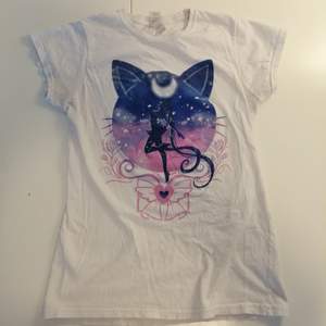 Sailor Moon Luna T-shirt, använd men i fint skick. 