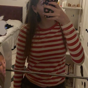 Röd randig tröja  - Säljer min jättefina tröja från FOREVER 21! Den sitter ganska tajt men är väldigt bekväm! Väldigt stretchigt material och formar kroppen väldigt fint! Har endast använt denna tröjan till julavslutning en gång i ca 3 timmar. Går inte längre att få tag i butik! Pris kan diskuteras! Står ej för frakt 💕