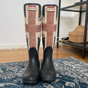 Hunter stövlar  - Hunter gummistövlar/boots med Storbritanniens flagga på, storlek 37! Jättefina men kommer aldrig till användning. Nypris 1300kr (knappt använda väldigt bra skick) 