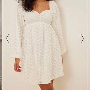 Helt ny superfin vit klänning från NAKD. Köpte två storlekar så undrar om det finns ett intresse av att köpa denna. Den jag säljer är strl 38.🤍🕺🏽Den är helt SLUTSÅLD på hemsidan. 💋Perfekt som studentklänning!! Budet ligger nu på 1000❤️Buda med minst 20kr höjning 