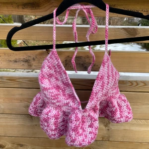 Virkar linne - Säljer nu mitt egen virkade linne. Är av en kortare modell och sitter fint! Passar B-C kupa. Knyts runt nacken och bakom på ryggen😊💖