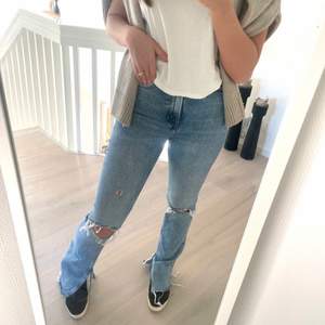 Skit snygga slitna jeans från Zara med slit! Använda väldigt lite så i mycket bra skick🥰