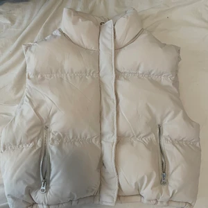 Väst - Använd 2 gånger. Säljes då den blivit förstor