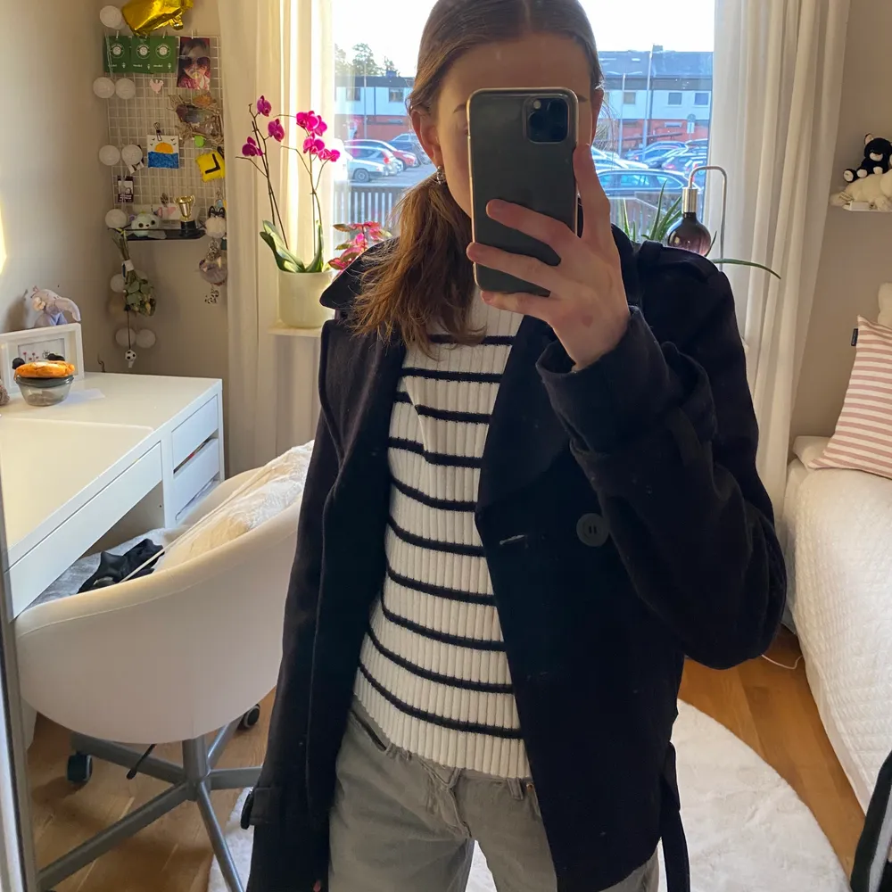 Säljer nu min jättefina kappa eftersom den inte är min stil längre! Bilderna är på min lillasyster som är 15 år💕priset kan diskuteras! . Jackor.