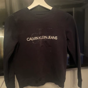 Calvin Klein hoodie strl 10  - Säljer eftersom det knappt blivit använt och har blivit för litet för mig. Är i väldigt bra skick. Nypris 599kr