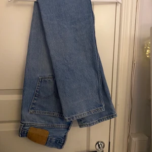 Levi’s jeans - Hej! Säljer dessa supersnygga jeans då de inte kommer till användning längre. Passar mig som vanligtvis har strl S/36☺️