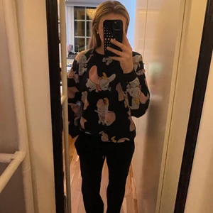 Gullig zara tröja  - Säljer denna jättesöta sweatshirt från Zara från deras samarbete med disney som jag köpte förra året då den inte kommer till användning! Den är i storlek S och sitter jättebra! Det är meningen att elefanterna ska vara lite ”utsuddade” (sista bilden), tröjan är i väldigt bra skick! 75kr+frakt 💗