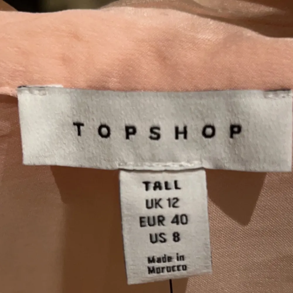 Oanvänd oversized skjorta i glansig siden från Topshop. . Skjortor.