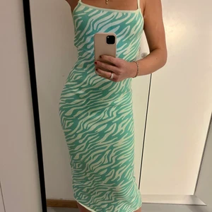 Lång korallfärgad klänning öppen rygg  - Korallfärgad zebramönstrad långklänning med öppen rygg stl S från ZARA // använd en gång // banden i ryggen går att knyta och dra hur man vill, kan knytas på många olika sätt. 💘