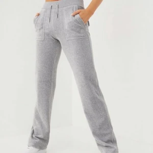 Juicy couture - Säljer juicy couture set!!!! Nypris är 1200 för tröjan och jag 1000 för byxorna💗💗 Slutsålda!!!!!! Storlek s