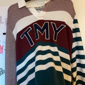  Stickad Tommy Hilfiger tröja - En riktigt snygg stickad tröja som är ett enexemplar. Tröjan är nästan helt oanvänd. Det är storlek M och passar mig som 185. Pris kan diskuteras:)