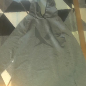 SOC hoodie/huvtröja - Säljer min gråa SOC hoodie. Inge fläckar, hål eller annat. Säljer för att jag vill köpa en Nike tech tracksuit 🤍