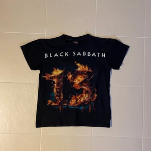 Svart T-shirt - Cool svart T-shirt med tryck. T-shirten är i storlek S