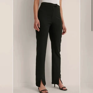 Kostym med slits - Säljer dessa kostymbyxor från nakd med slits fram! 