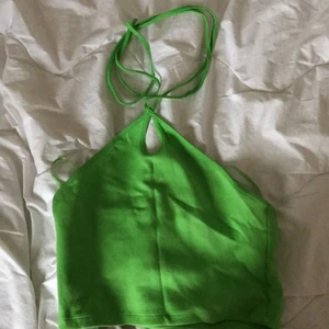 Grön zara topp - Superfin topp från zara i storlek s!💕 Endast använd en gång, jag står för frakten!