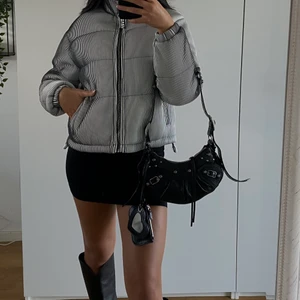 Pufferjacka - Så cool pufferjaccka i svart- och vitrandigt mönster🤍🖤 aldrig använd, prislappen finns kvar!