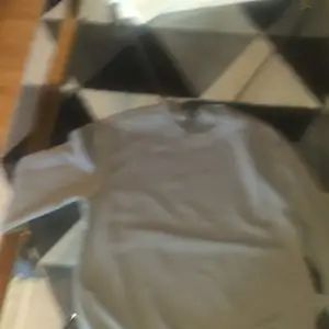 Vanlig grå/blå sweatshirt från HM. Säljer för att jag vill köpa Nike tech tracksuit 💙