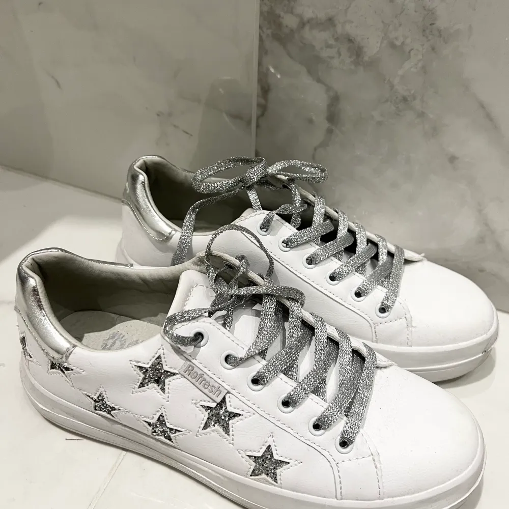 Säljer mina skitnsygga vita sneakers med silvriga stjärnor från Zalando perfekt nu till våren! Säljer pga att de aldrig kommit till användning. Använd endast en gång! Storlek 37. Skor.