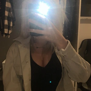 Vårjacka - En jätte fin beige vårjacka i strl xs😍 den sitter jätte bra och bekvämt och är i sipef bra skick.❤️