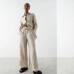 Linnebyxor - Beiga linnebyxor, helt nya med prislapp kvar! Säljer då dem är lite korta på mig. Köpta på Gina Tricot och är slutsålda. Kan även skicka egna bilder ✌🏼💕