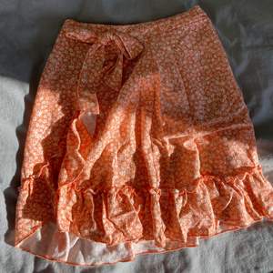 Supersöt orange kjol som passar jättebra till sommaren, använd ett par gånger. Skulle säga att den passar alla från xs-m. Frakten är inte inräknat i priset!💗💗💗