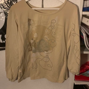 Fairycore tröja - Fin tröja med lite fairycore/ fairygrunge stil. En liten defekt på ryggen, ett litet hål, som man ser på bild 3💗