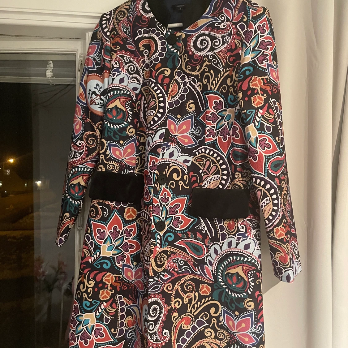 Färgglad och mönstrad kappa, oanvänd.  - 90